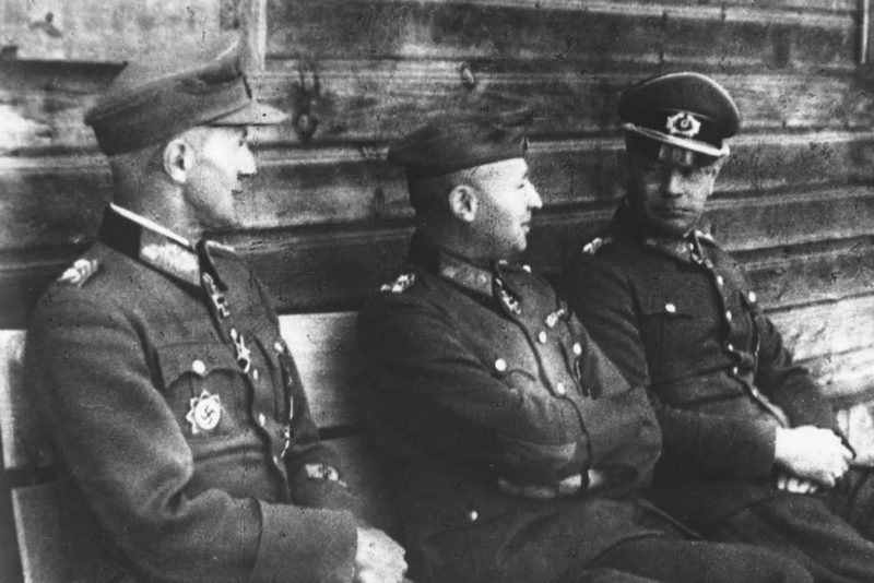Эренфрид Бёге среди офицеров на Восточном фронте. 1941 г.