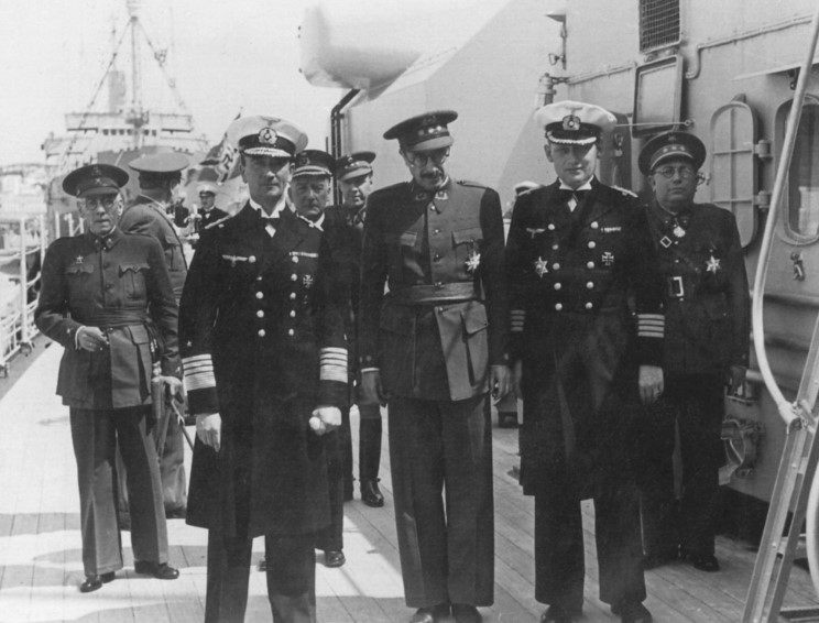 Герман Боем, генерал Хуан Луис Бегбедер и капитан Ганс Лангсдорф на борту тяжелого крейсера «Адмирал Граф Шпее». 1939 г. 
