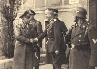 Губерт Вейсе среди офицеров. 1942 г.