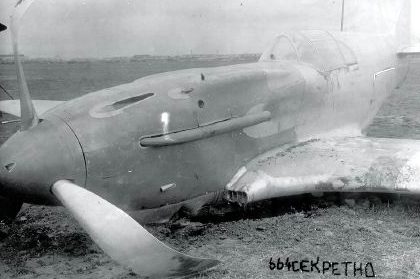 Истребитель ЛаГГ-3, совершивший аварийную посадку «на брюхо», аэродром авиазавода №21. Осень 1941 г.