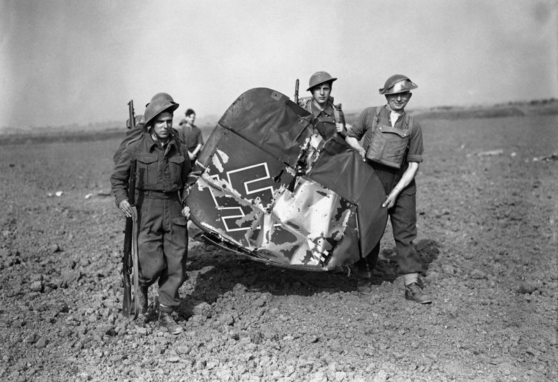 Хвостовое оперение сбитого Messerschmitt BF-110. 3 сентября 1940 г.