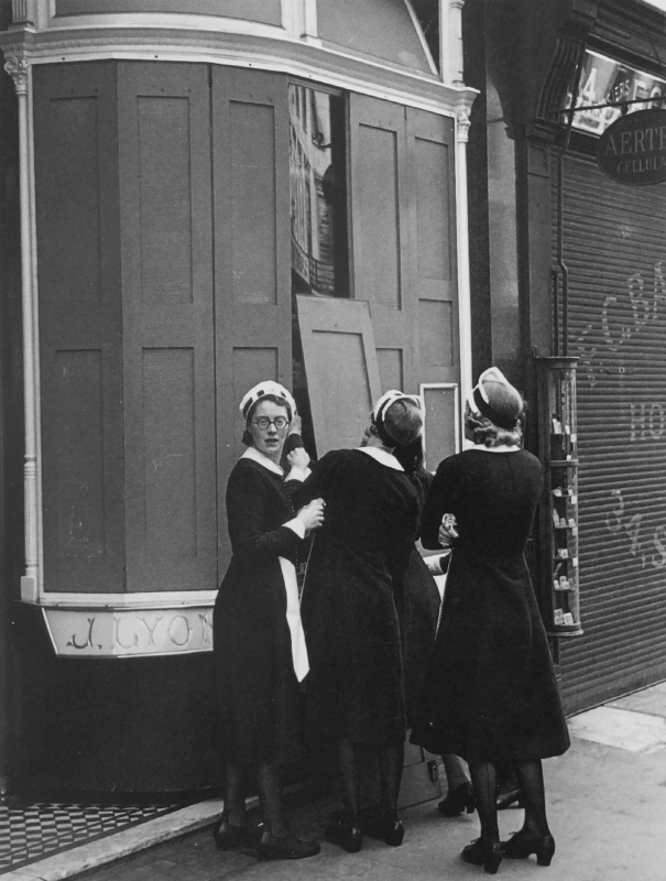 Официантки закрывают ставни окон ресторана «Лайон-Корнер-Хаус» перед налетом. 1940 г.