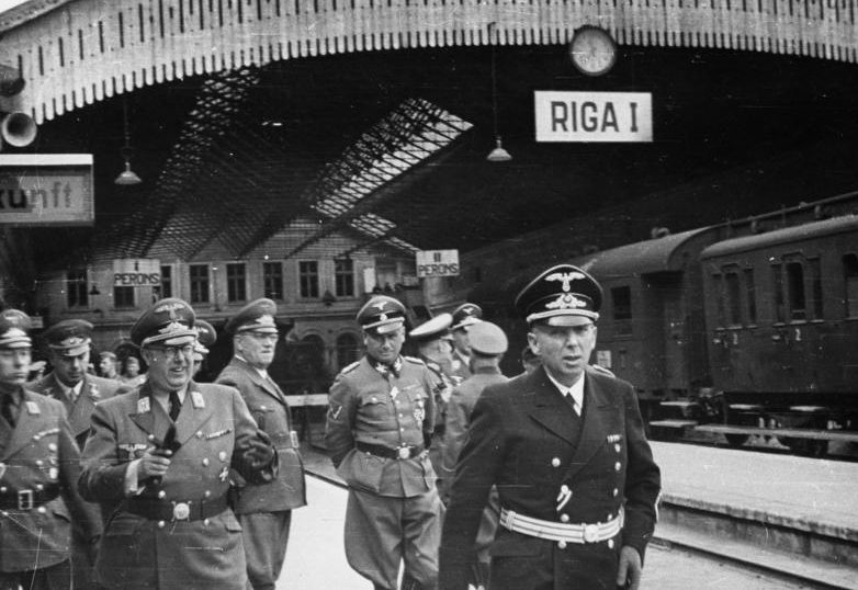 Генрих Лозе на вокзале в Риге. 1944 г.
