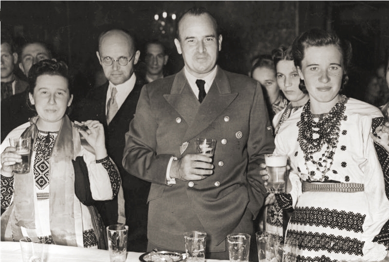 Ганс Франк с членами украинской делегации. Краков. 1943 г.