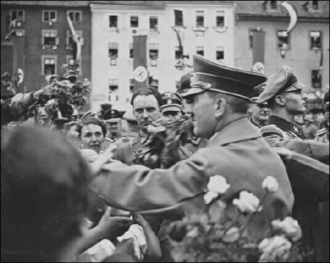 Гитлер среди горожан. 16 марта 1938 г.