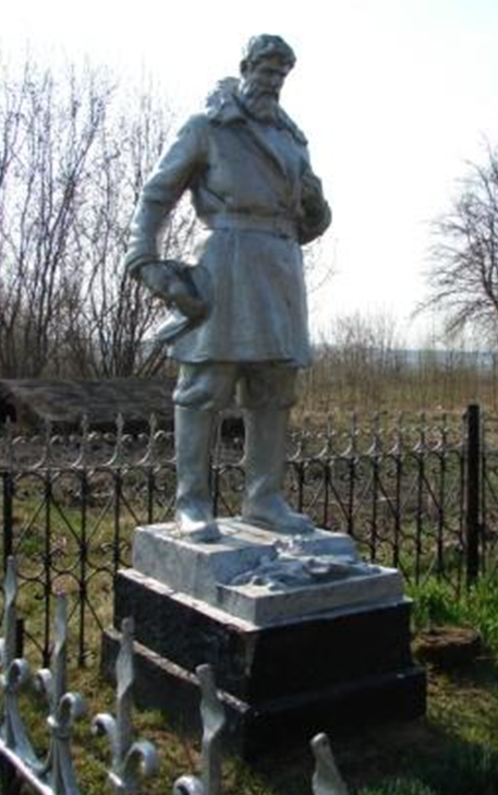 д. Ланьково Белыничского р-на. Памятник возле школы, установленный на братской могиле, в которой захоронено 7 партизан, погибших в 1944 году. 