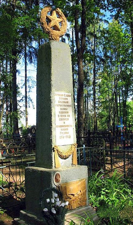д. Константиновка Могилевского р-на. Братская могила на сельском кладбище, в которой похоронено 128 воинов, в т.ч. 123 неизвестных.