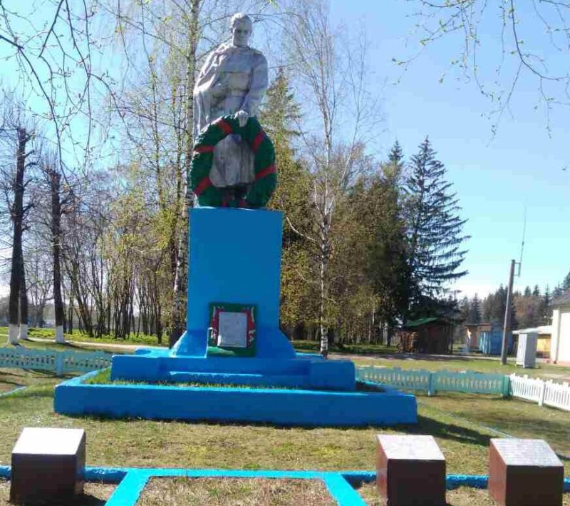 д. Веремейки Чериковского р-на. Памятник, установленный на братской могиле, в которой похоронено 108 советских воинов, в т.ч. 2 неизвестных, погибших в 1943 году.