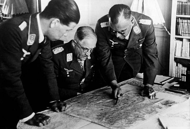 Роберт Грейм с офицерами у карты. 1941 г.