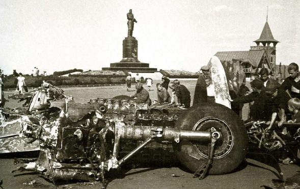 Обломки Ju-88, протараненного П. И. Шавуриным, выставленные на пл. Минина и Пожарского. Август 1942 г.