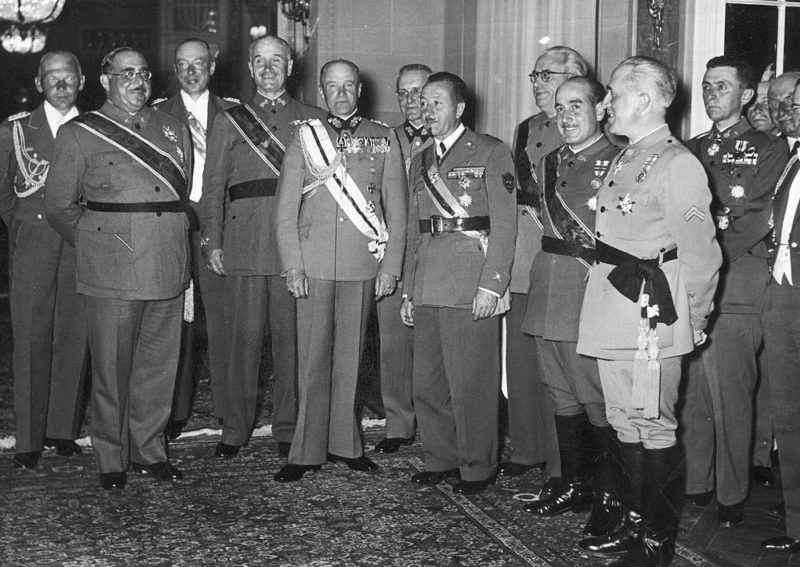Вальтер Браухич среди награжденных военных. 1939 г.