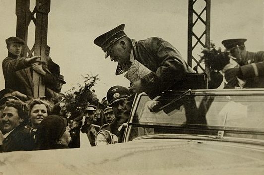 Гитлер среди горожан. 16 марта 1938 г.