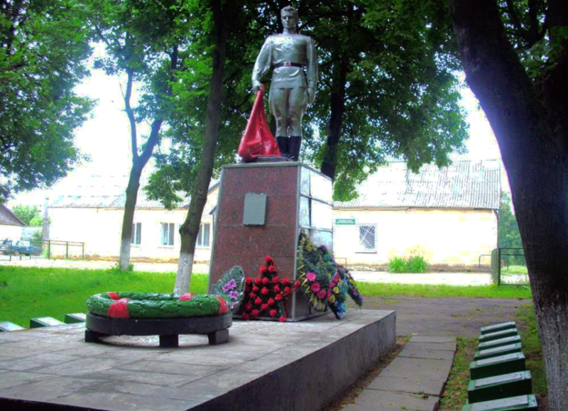 д. Мушино Мстиславского р-на. Памятник установлен в 1984 году на братской могиле, в которой похоронено 7 советских воина, погибших в голы войны.