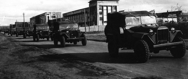 Автомобили из ворот прямо на фронт. 1942 г. 