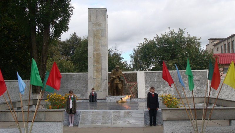 п. Хотимск. Памятник в городском парке, установленный в 1949 году на братской могиле, в которой похоронено 195 советских воинов, в т.ч. 24 неизвестных, погибших в 1943 году. Окончательный вид памятник приобрел в 1961 году, когда установили стелы и заменили обелиск.