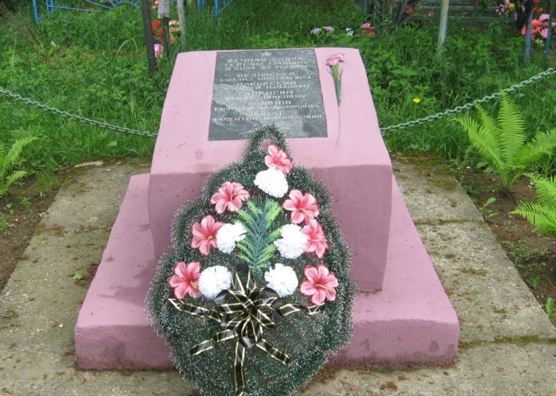 д. Букино Кировского р-на. Братская могила, в которой похоронено 5 советских воинов, погибших в годы войны.