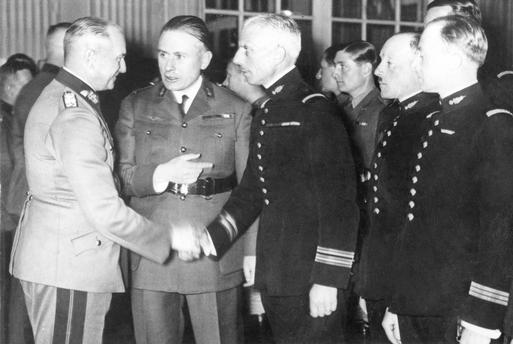 Вальтер Браухич принимает иностранную делегацию. 1939 г.