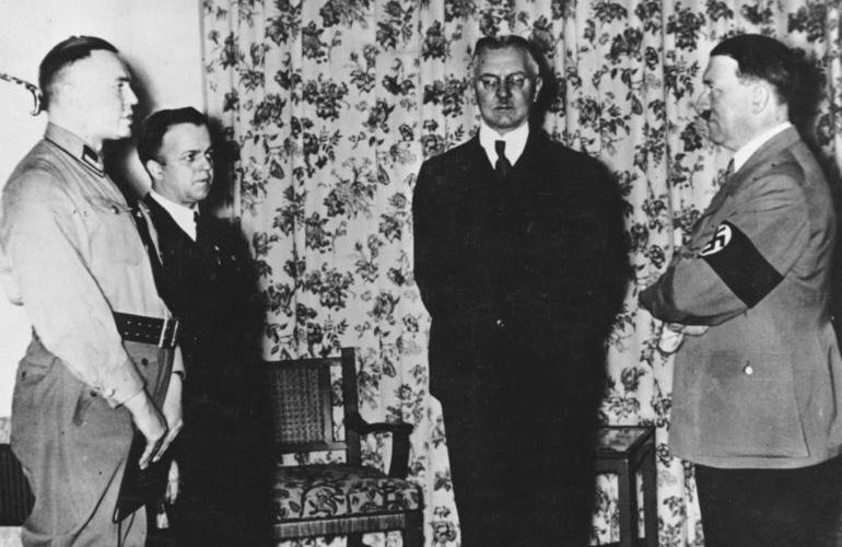 Ялмар Шахт и Адольф Гитлер. 1936 г.