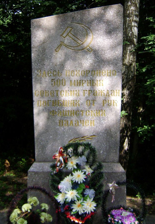 д. Печковка Мстиславского р-на. Памятник установлен в 1971 году на братской могиле, в которой похоронено 500 жертв нацизма, в т.ч. 493 неизвестных, погибших в годы войны.