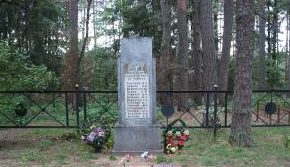 д. Гута Кировского р-на. Памятник, установленный на братской могиле, в которой похоронено 19 советских воинов, погибших в годы войны.
