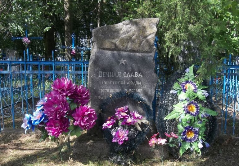 д. Лыково Могилевского р-на. Братская могила на сельском кладбище, в которой похоронено 12 воинов.