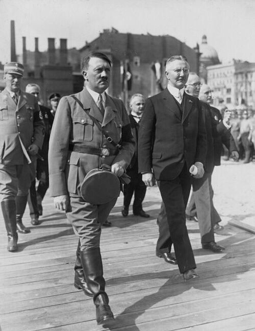 Ялмар Шахт и Адольф Гитлер. 1938 г.