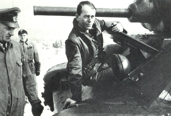 Альберт Шпеер осматривает трофейный Т-34. 1942 г.