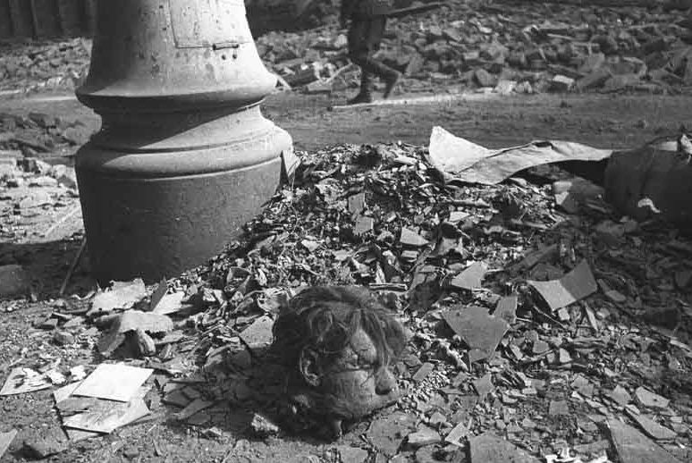 Убитые немцы на улицах города. Апрель 1945 г.