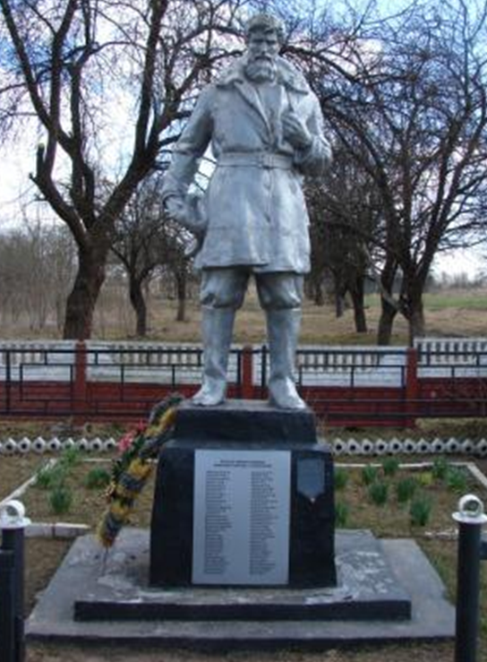 д. Б. Мощаница Белыничского р-на. Памятник, установленный на братской могиле, в которой похоронено 43 партизана, погибших в 1944 году.