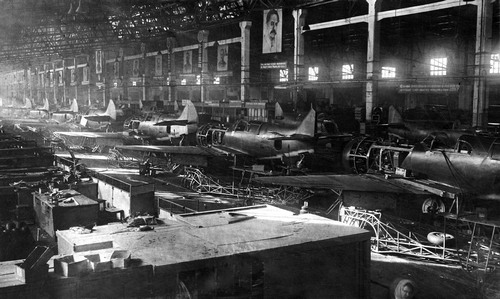 Серийная сборка самолетов ЛА-5 на авиазаводе им. С. Орджоникидзе. 1942 г.