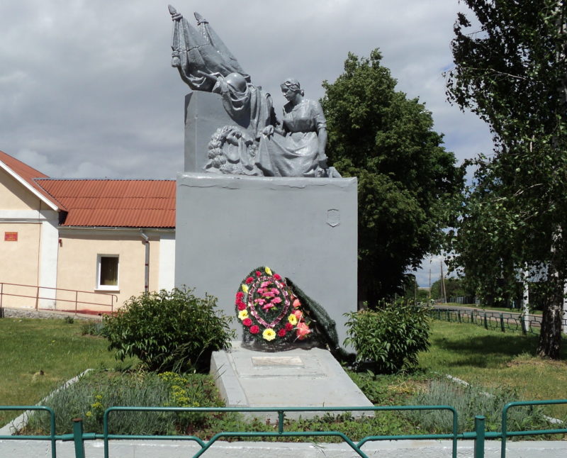 д. Добосна Кировского р-на. Памятник, установленный на братской могиле, в которой похоронено 18 советских воинов, в т.ч. 8 неизвестных, погибших в годы войны.
