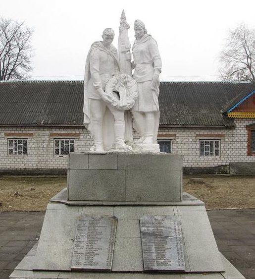 г. Кличев. Памятник, установленный в 1958 году на братской могиле, в которой похоронено 55 советских воинов и партизан, погибших в годы войны. 