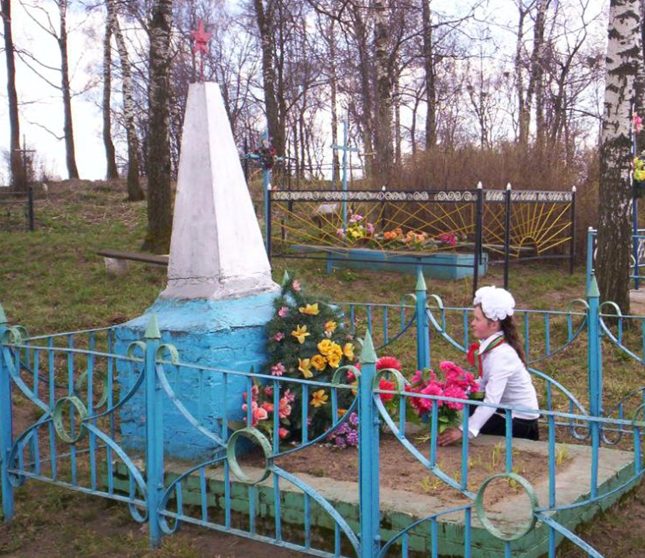 д. Подсолтово Мстиславского р-на. Памятник установлен в 1971 году на братской могиле, в которой похоронено 8 советских воина, в т.ч. 6 неизвестных, погибших в годы войны. 