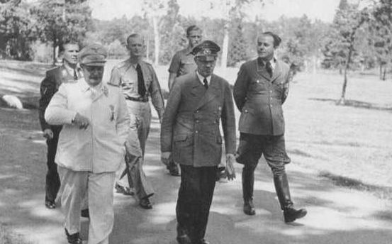 Альберт Шпеер, Герман Геринг и Адольф Гитлер на прогулке. 1943 г.