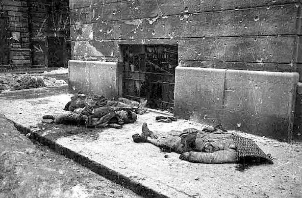 Убитые немцы на улицах города. Апрель 1945 г.