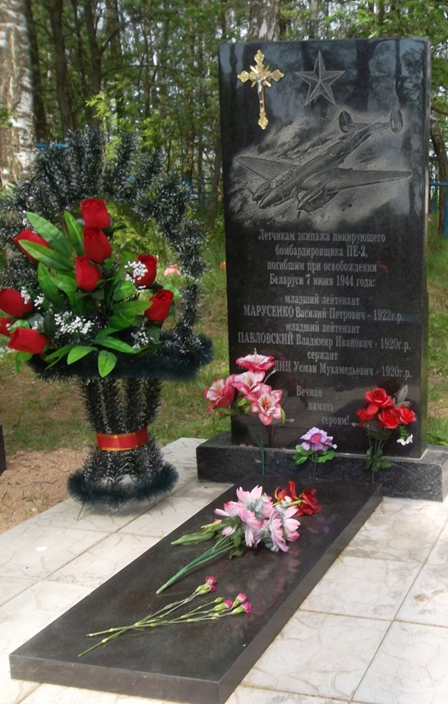 д. Макаренцы Могилевского р-на. Братская могила на сельском кладбище, в которой похоронено 6 воинов, в т.ч. 3 неизвестных.