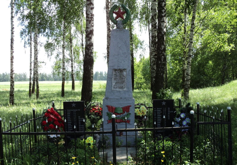 д. Добрица Кировского р-на. Памятник, установленный на братской могиле, в которой похоронено 25 советских воинов, в т.ч. 3 неизвестных, погибших в годы войны.