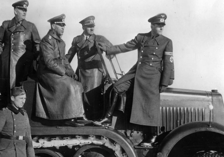 Альберт Шпеер и Адольф Гитлер во время демонстрации нового оружия. 1943 г. 