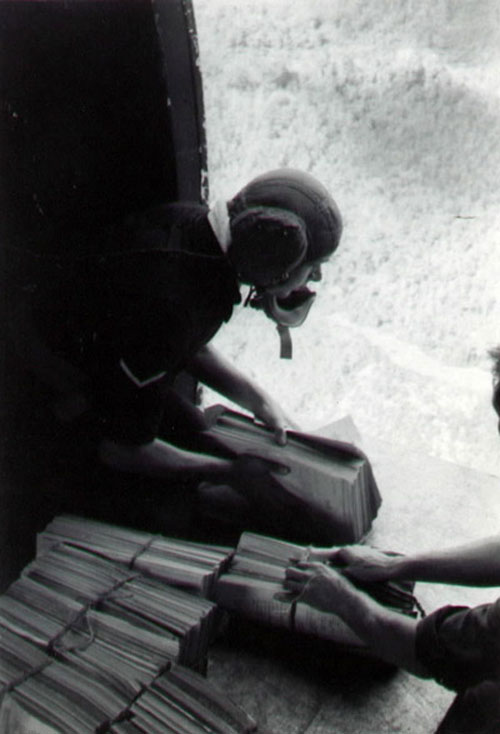 Выброс листовок через люки бомбардировщиков.