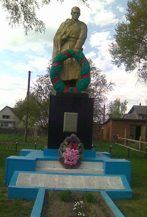 д. Лобановка Чериковского р-на. Памятник на братской могиле, в которой похоронено 175 советских воинов, в т.ч. 72 неизвестных, погибших в годы войны.