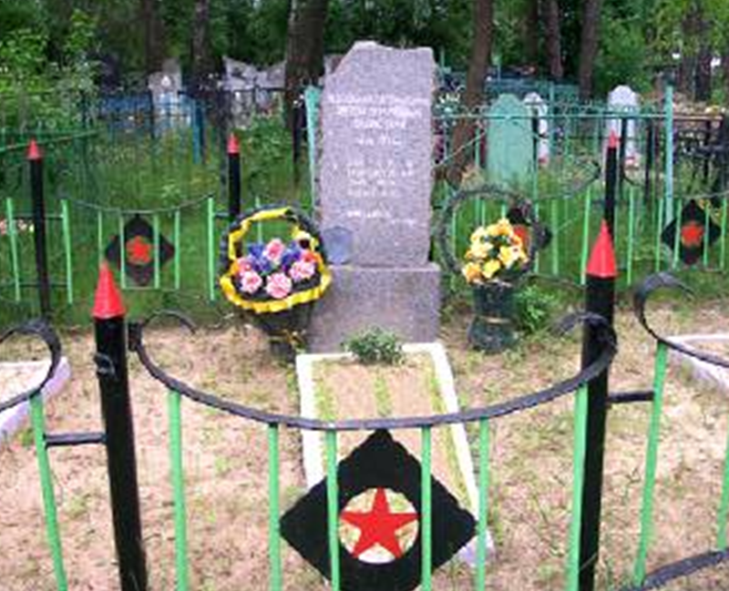 г. Кличев. Памятник на кладбище, установленный на братской могиле 4 медработников, расстрелянных 10 октября 1941 году.