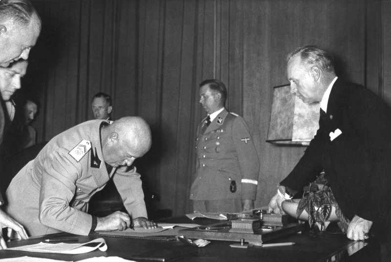 Иоахим Риббентроп и Бенито Муссолини во время Мюнхенской конференции. 1938 г.