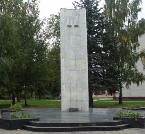 п. Хотимск. Памятник освободителям города, снесенный местными властями в 2015 году.