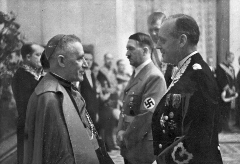 Иоахим Риббентроп, Адольф Гитлер и нунций Чезаре Орсенигон. 1939 г.