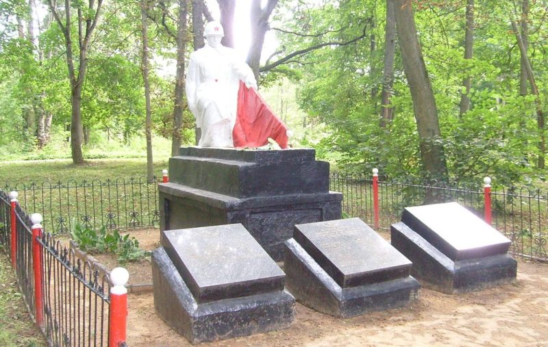 д. Жиличи Кировского р-на. Братская могила, в которой похоронено 34 советских воина, в т.ч. 24 неизвестных, погибших в годы войны.