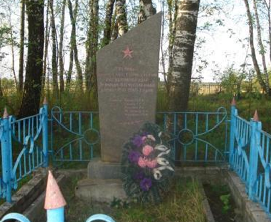 д. Селищи Мстиславского р-на. Памятник установлен в 1975 году на братской могиле, в которой похоронено 5 советских воинов. 