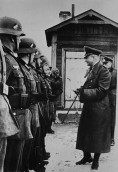 Вальтер фон Браухич у строя солдат. 1940 г.