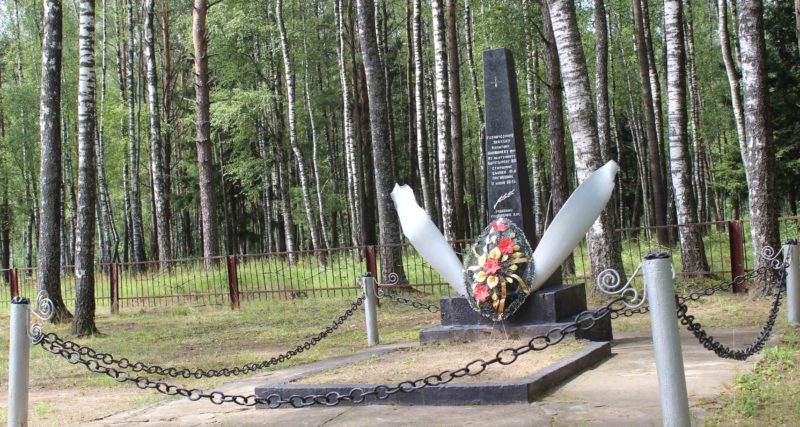 д. Лобча Чериковского р-на. Памятник на братской могиле, в которой похоронено 4 советских воина, погибших в 1941 году.