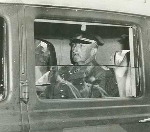 Ганс Юрген Арним в штабном автомобиле. 1942 г.