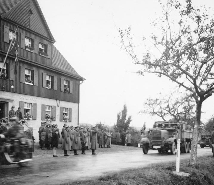 Федор фон Бок приветствует войска, пересекающие границу в Судетской области. 1938 г. 